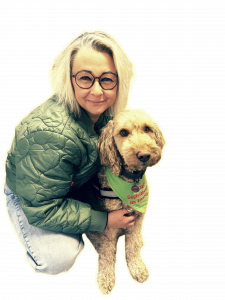 Jana mit ihrem Therapiehund Elmo