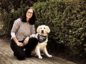 Therapiehund Miro mit Frauchen Claudia